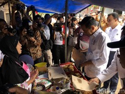 Aksi Seru Anies Baswedan Jajan Ketan Susu Kemayoran dan Beli Nasi Uduk Bareng Jokowi