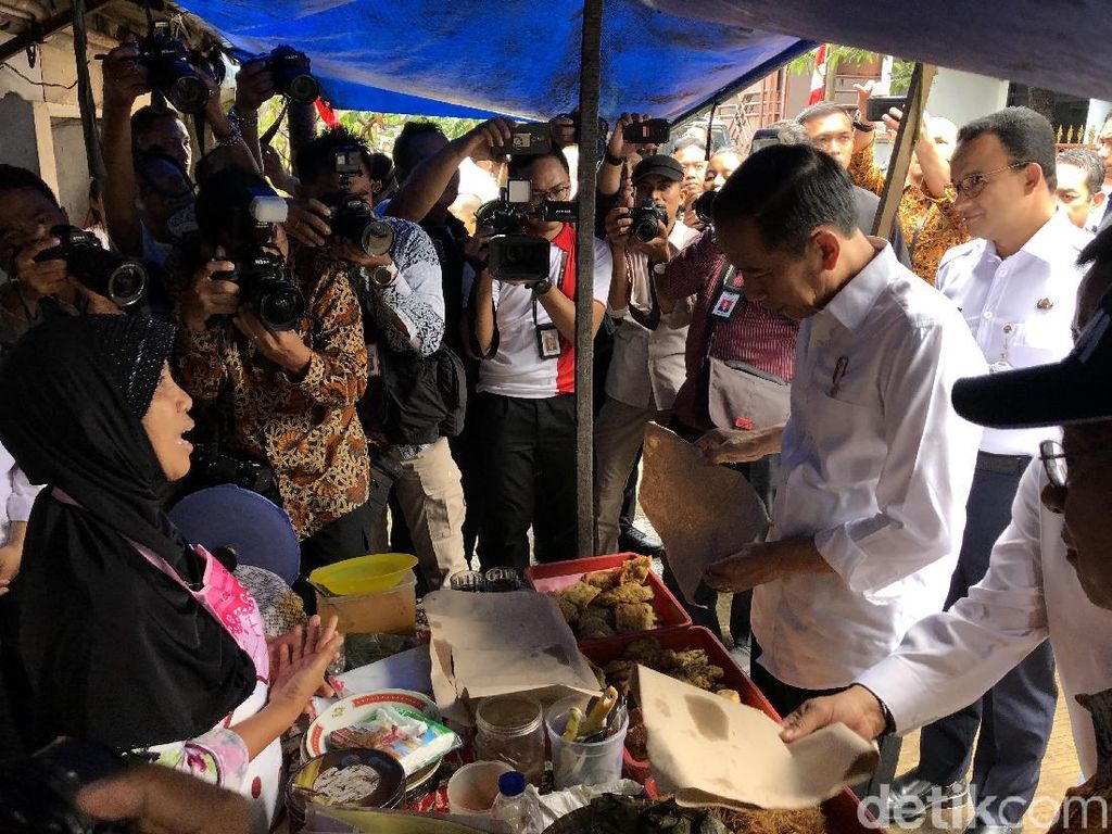 Aksi Seru Anies Baswedan Jajan Ketan Susu Kemayoran dan Beli Nasi Uduk Bareng Jokowi Aksi Seru Anies Baswedan Jajan Ketan Susu Kemayoran dan Beli Nasi Uduk Bareng Jokowi