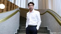 Gaya Kece Reza Rahadian dengan Kemeja Putih
