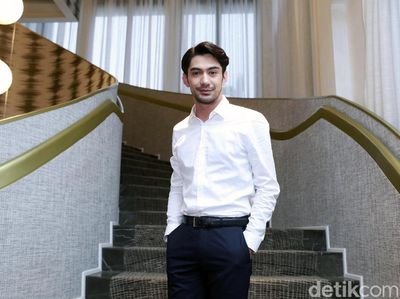 Gaya Kece Reza Rahadian dengan Kemeja Putih