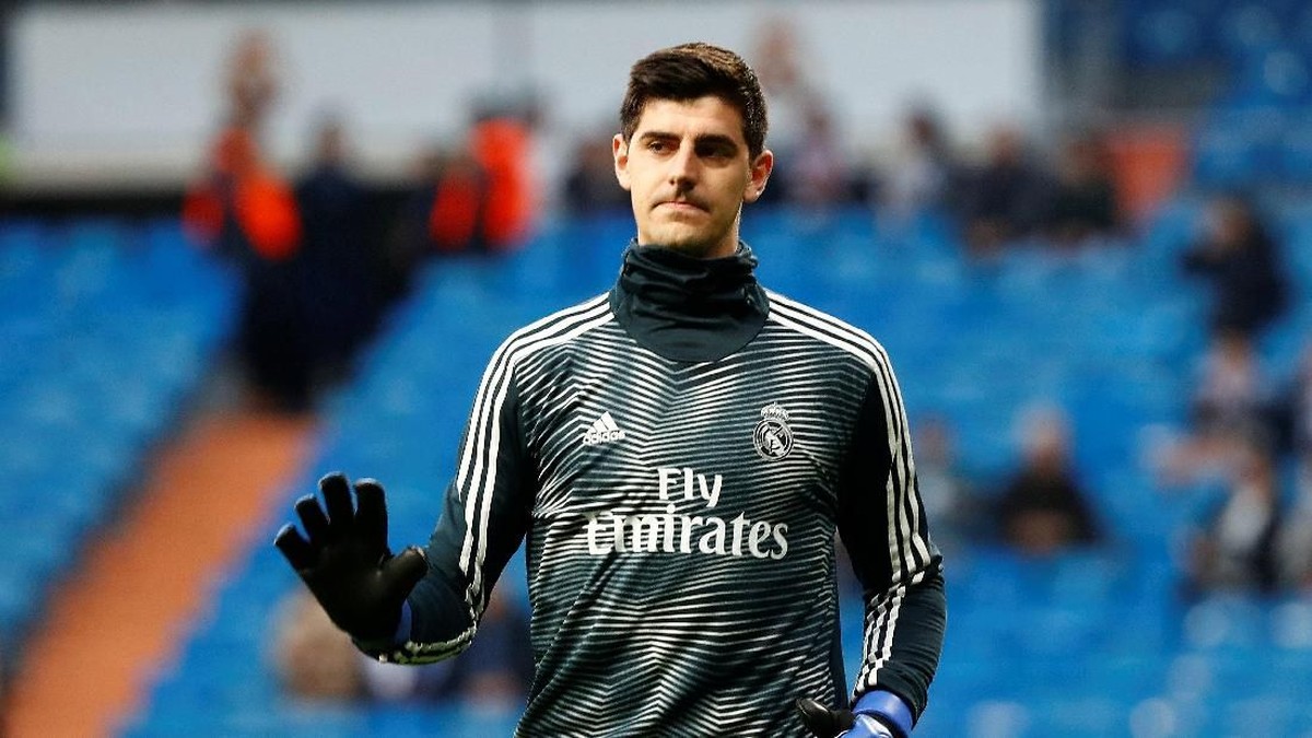 Thibaut Courtois akan absen membela Real Madrid karena mengalami cedera panggul (Foto: Juan Medina/Reuters)