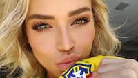 Vamos Brasil! Gaya Carolina saat mendukung Selecao di Piala Dunia 2018 lalu. Foto: instagram @icaroldias