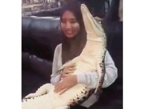 Viral Foto Dirinya Peluk Buaya, Perempuan Malaysia Banjir Kritikan