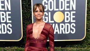 Hadiri Golden Globes, Halle Berry Seksi Bergaun Transparan di Usia 52