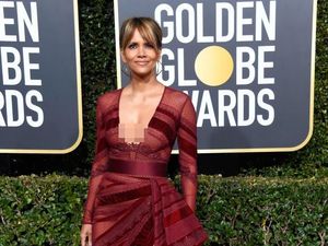 Hadiri Golden Globes, Halle Berry Seksi Bergaun Transparan di Usia 52