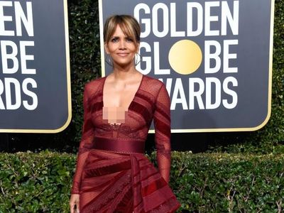 Hadiri Golden Globes, Halle Berry Seksi Bergaun Transparan di Usia 52