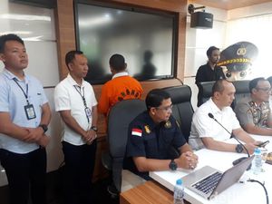 Polisi Pamerkan Tersangka Pembuat Hoax Surat Suara Tercoblos