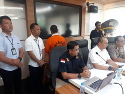 Polisi Pamerkan Tersangka Pembuat Hoax Surat Suara Tercoblos
