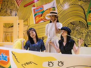 Berfoto di Mangkuk Raksasa Berisi Mie, Seperti Apa Rasanya?