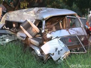 Tragedi L300 Tertabrak KA Jayabaya di Pasuruan Tewaskan 5 Orang Tragedi L300 Tertabrak KA Jayabaya di Pasuruan Tewaskan 5 Orang