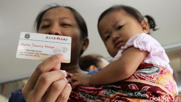 Bawa KJP, Warga DKI Ramai-ramai Antre Sembako Murah