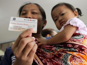 Bawa KJP, Warga DKI Ramai-ramai Antre Sembako Murah