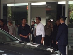 Momen Jokowi Jenguk Ustaz Arifin Ilham