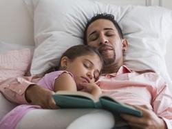 Sampai Kapan Anak Boleh Tidur dengan Orang Tua? Ini Pandangan Islam