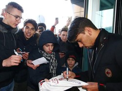 Dia juga dapat sambutan hangan dari Milanisti saat tiba untuk kali pertama di markas Rossoneri. (Instagram @acmilan)