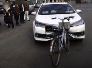 Bemper Mobil Penyok Ketika Tabrakan Dengan Sepeda, Kok Bisa?