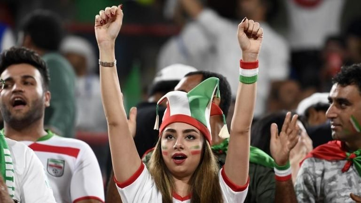 Suporter wanita Iran mendukung negaranya menghadapi Yaman di Stadion Mohamed bin Zayed, Abu Dhabi, Senin (7/1/2019). (Foto: Khaled DESOUKI / AFP)
