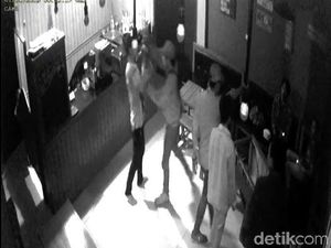 Aksi Kawanan Pencuri Todong Pegawai Kafe di Tasik Terekam CCTV Aksi Kawanan Pencuri Todong Pegawai Kafe di Tasik Terekam CCTV