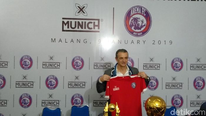 Milomir Seslija untuk ketiga kalinya bakal menukangi Arema. (Foto: Muhammad Aminudin/detikSport) Milomir Seslija untuk ketiga kalinya bakal menukangi Arema. (Foto: Muhammad Aminudin/detikSport)