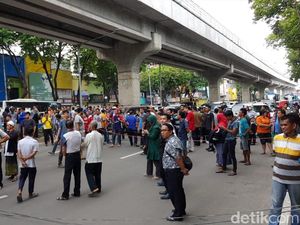 Protes Larangan Parkir, Warga Blokade Jl Sudirman Palembang Protes Larangan Parkir, Warga Blokade Jl Sudirman Palembang
