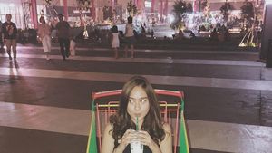 Minum di Trolley hingga Makan Durian, Kulineran Seru ala Salshabilla Adriani