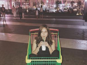 Minum di Trolley hingga Makan Durian, Kulineran Seru ala Salshabilla Adriani