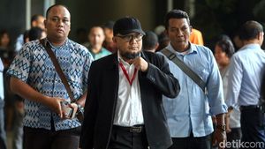 Gaya Novel Baswedan Saat Bersaksi di Sidang Lucas