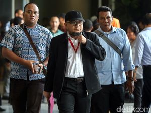 Gaya Novel Baswedan Saat Bersaksi di Sidang Lucas