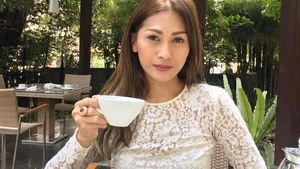 Momen Manis Tata Janeeta Tiup Kue Ultah dan Minum Secangkir Teh