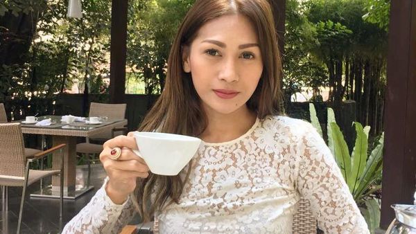 Momen Manis Tata Janeeta Tiup Kue Ultah dan Minum Secangkir Teh