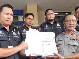 Rocky Gerung Diperiksa, Berkas Ratna Sarumpaet Diserahkan Lagi ke Jaksa Rocky Gerung Diperiksa, Berkas Ratna Sarumpaet Diserahkan Lagi ke Jaksa