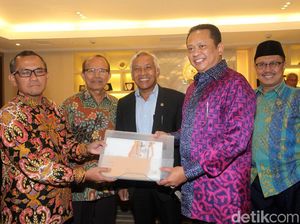 Ketua KY Serahkan Nama-nama Calon Hakim Agung ke Ketua DPR