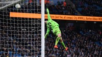 City menutup babak pertama dengan keunggulan 4-0. Oleksandr Zinchenko mencetak gol keempat City lewat tendangan dari luar kotak penalti yang tak bisa dijangkau kiper Burton, Bradley Collins. Foto: Gareth Copley/Getty Images
