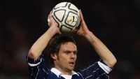 Eks pemain timnas Skotlandia, Graham Alexander, memang tidak setenar pemain lain dalam daftar ini. Namun, Alexander telah membuat 130 gol sekalipun kerap dipasang sebagai bek ataupun gelandang bertahan saat masih bermain di Scunthorpe, Luton, Preston, dan Burnley. Foto: Laurence Griffiths/Getty Images