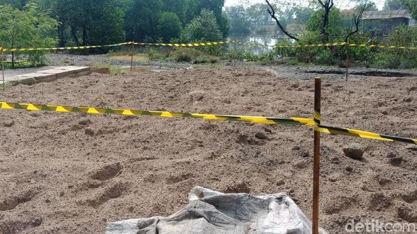 Foto: Gundukan Pasir Diduga Mengandung Limbah Berbahaya di Marunda