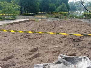Foto: Gundukan Pasir Diduga Mengandung Limbah Berbahaya di Marunda