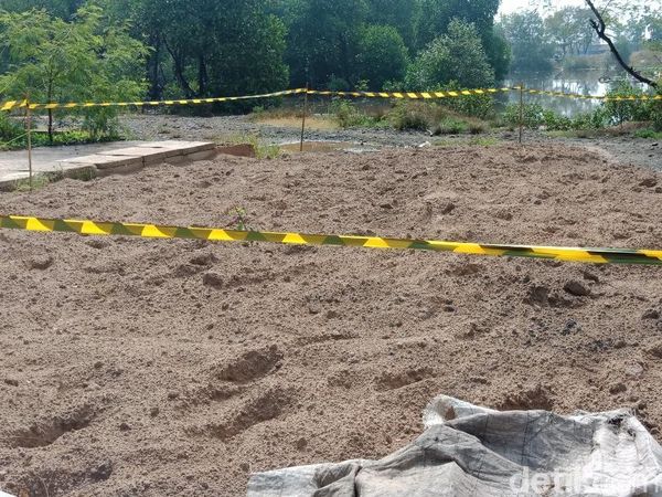 Foto: Gundukan Pasir Diduga Mengandung Limbah Berbahaya di Marunda