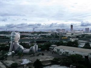 Patung Raksasa ala Seniman Jalanan Kaws Mendarat di Taipei
