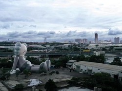 Patung Raksasa ala Seniman Jalanan Kaws Mendarat di Taipei