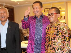 Ketua KY Serahkan 4 Nama Calon Hakim Agung ke DPR