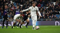 Ramos yang maju sebagai eksekutor sukses mengonversinya jadi gol dan membawa Madrid unggul 1-0 di pergantian babak. REUTERS/Susana Vera.