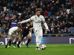 Ramos yang maju sebagai eksekutor sukses mengonversinya jadi gol dan membawa Madrid unggul 1-0 di pergantian babak. REUTERS/Susana Vera.