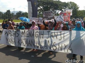 Warga Purworejo Demo Tolak Penambangan Batu untuk Bendungan