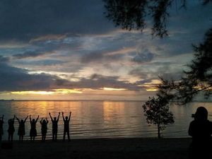 Eksotisnya Sunset di Pantai Tanjung Pendam Belitung