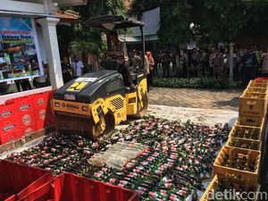 Ribuan Reklame dan Miras Senilai Rp 28 Juta Dimusnahkan Ribuan Reklame dan Miras Senilai Rp 28 Juta Dimusnahkan
