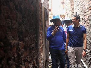 Bareng Lulung, Sandiaga Susuri Gang Temui Korban Kebakaran Tambora