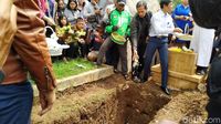 Isak Tangis Keluarga Iringi Pemakaman Noven