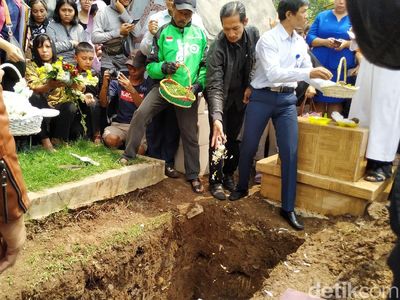 Isak Tangis Keluarga Iringi Pemakaman Noven