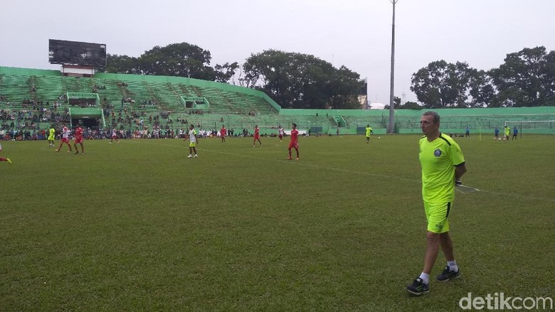 Milomir Seslija Pimpin Latihan Perdana Arema FC di Gajayana Milomir Seslija Pimpin Latihan Perdana Arema FC di Gajayana
