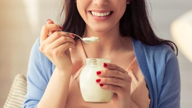 ilustrasi wanita makan yoghurt/ 